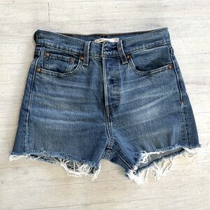 Levi’s WEDGIE STRAIGHT blue jeans fringe shorts button closure size US 25
